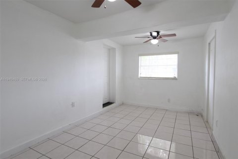 Immobilier commercial à louer à Miami, Floride: 32.52 m2 № 1998305 - photo 2