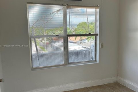 Appartement à louer à Miami, Floride: 2 chambres, 1088.44 m2 № 1836109 - photo 3