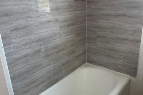 Appartement à louer à Miami, Floride: 2 chambres, 1088.44 m2 № 1836109 - photo 7