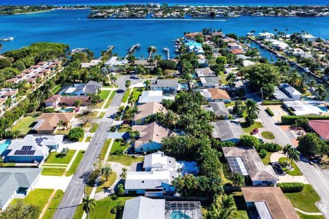 House in Boynton Beach, Florida 3 bedrooms, 153.47 sq.m. № 2248374 - photo 28