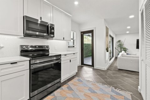 House in Boynton Beach, Florida 3 bedrooms, 153.47 sq.m. № 2248374 - photo 12