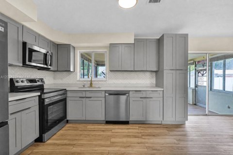 Villa ou maison à vendre à Pompano Beach, Floride: 2 chambres, 115.85 m2 № 2270846 - photo 13