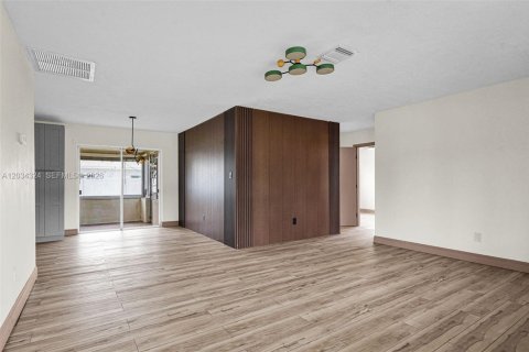 Villa ou maison à vendre à Pompano Beach, Floride: 2 chambres, 115.85 m2 № 2270846 - photo 11