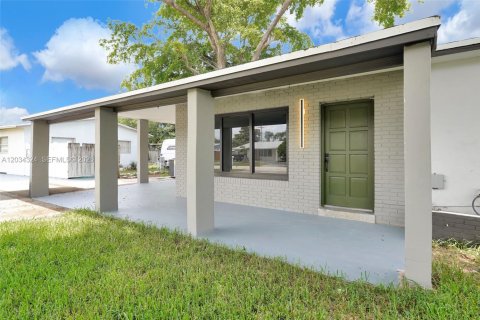 Villa ou maison à vendre à Pompano Beach, Floride: 2 chambres, 115.85 m2 № 2270846 - photo 2
