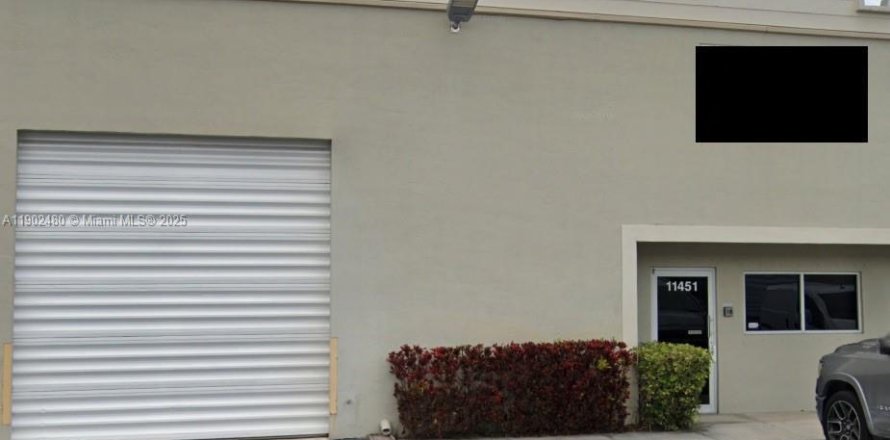 Commercial property in Doral, Florida № 1953661