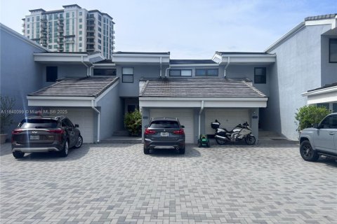 Copropriété à vendre à Sunny Isles Beach, Floride: 3 chambres, 210.42 m2 № 1828821 - photo 1