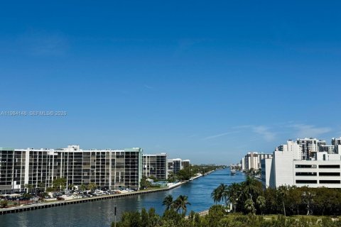 Copropriété à louer à Hollywood, Floride: 2 chambres, 117.99 m2 № 2048581 - photo 25