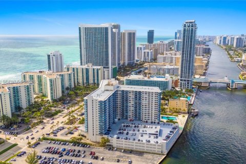 Copropriété à louer à Hollywood, Floride: 2 chambres, 117.99 m2 № 2048581 - photo 2