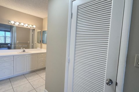 Copropriété à louer à Hollywood, Floride: 2 chambres, 117.99 m2 № 2048581 - photo 18