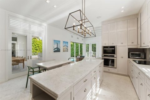 House in Key Biscayne, Florida 5 bedrooms, 379.88 sq.m. № 1787205 - photo 11