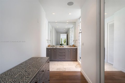 House in Key Biscayne, Florida 5 bedrooms, 379.88 sq.m. № 1787205 - photo 26