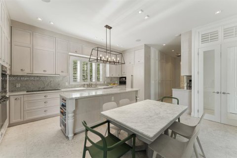 House in Key Biscayne, Florida 5 bedrooms, 379.88 sq.m. № 1787205 - photo 8