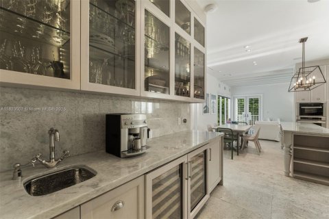 House in Key Biscayne, Florida 5 bedrooms, 379.88 sq.m. № 1787205 - photo 9
