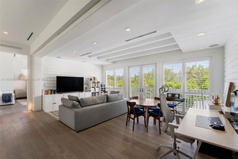 House in Key Biscayne, Florida 5 bedrooms, 379.88 sq.m. № 1787205 - photo 21