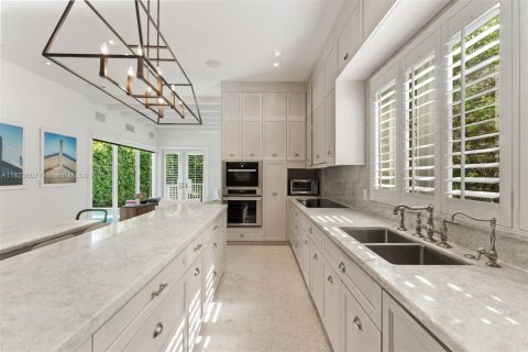 House in Key Biscayne, Florida 5 bedrooms, 379.88 sq.m. № 1787205 - photo 10