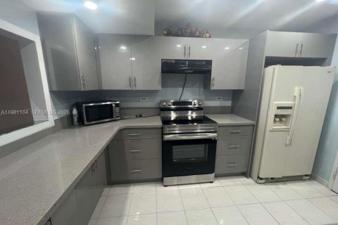 Condo in Miami, Florida, 3 bedrooms  № 2044322 - photo 4