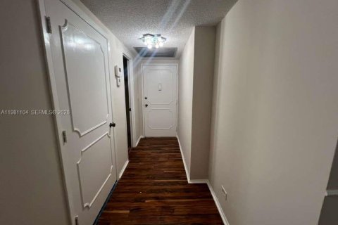 Condo in Miami, Florida, 3 bedrooms  № 2044322 - photo 6