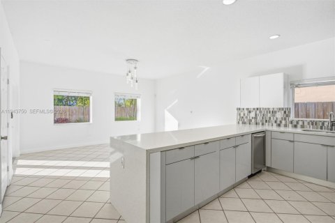 Villa ou maison à vendre à Miami, Floride: 3 chambres, 247.4 m2 № 2059949 - photo 11