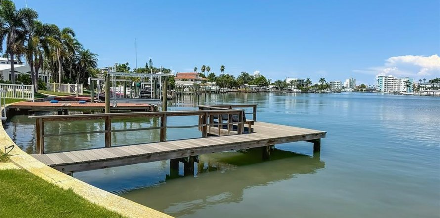 Casa en Treasure Island, Florida 3 dormitorios, 147.34 m2 № 1898420