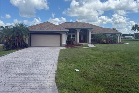 House in Punta Gorda, Florida 4 bedrooms, 237.74 sq.m. № 1908615 - photo 1