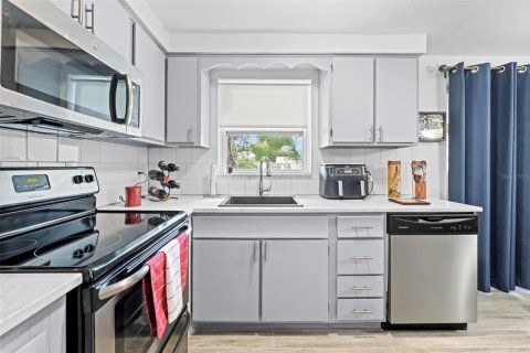 Casa en venta en New Port Richey, Florida, 2 dormitorios, 75.81 m2 № 1885680 - foto 17