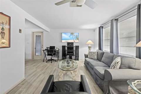 Casa en venta en New Port Richey, Florida, 2 dormitorios, 75.81 m2 № 1885680 - foto 4