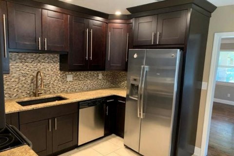 House in Saint Petersburg, Florida 2 bedrooms, 111.11 sq.m. № 1915587 - photo 5