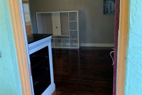 House in Saint Petersburg, Florida 2 bedrooms, 111.11 sq.m. № 1915587 - photo 4