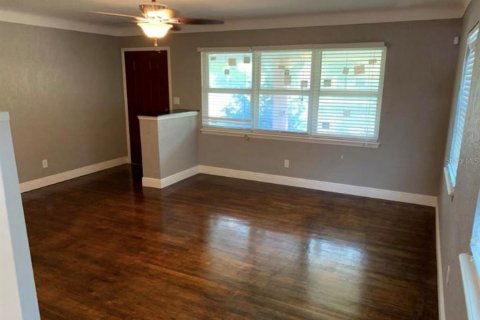 House in Saint Petersburg, Florida 2 bedrooms, 111.11 sq.m. № 1915587 - photo 2