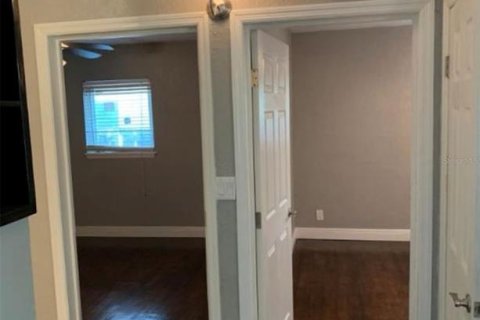 House in Saint Petersburg, Florida 2 bedrooms, 111.11 sq.m. № 1915587 - photo 12