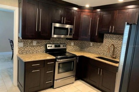 House in Saint Petersburg, Florida 2 bedrooms, 111.11 sq.m. № 1915587 - photo 6
