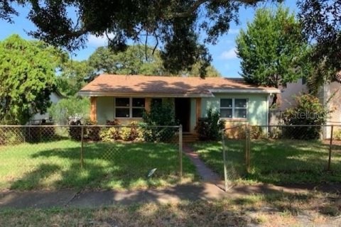 House in Saint Petersburg, Florida 2 bedrooms, 111.11 sq.m. № 1915587 - photo 1