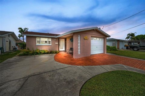Casa en venta en New Port Richey, Florida, 2 dormitorios, 99.5 m2 № 1895044 - foto 1