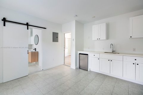 Villa ou maison à louer à Miami, Floride: 1 chambre, 20.44 m2 № 1934500 - photo 1