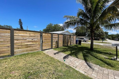 Villa ou maison à louer à Fort Lauderdale, Floride: 3 chambres, 92.9 m2 № 2417426 - photo 2