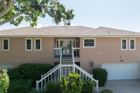 House in Saint Petersburg, Florida 3 bedrooms, 252.69 sq.m. № 1803057 - photo 1