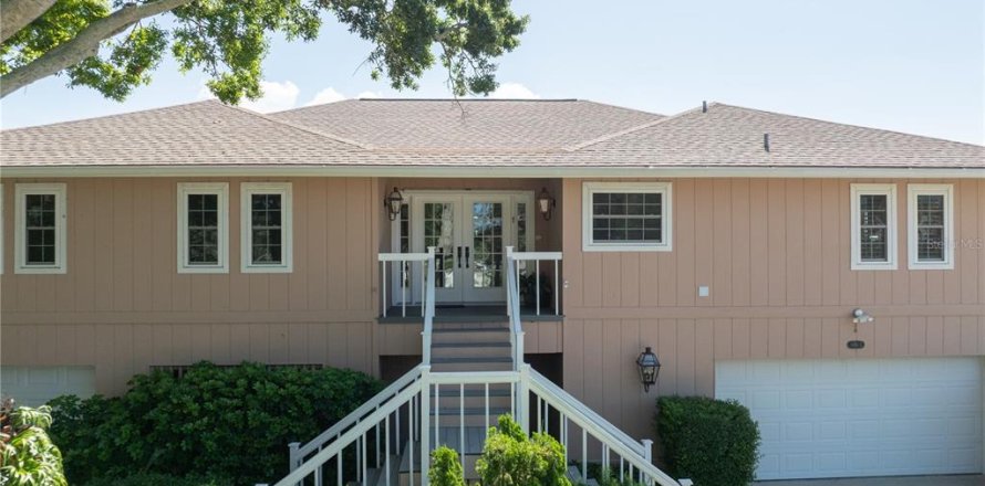 House in Saint Petersburg, Florida 3 bedrooms, 252.69 sq.m. № 1803057