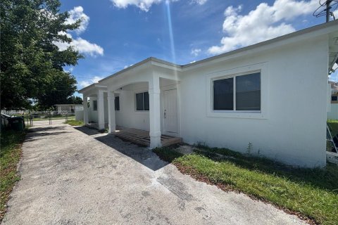 House in Homestead, Florida 3 bedrooms, 222.97 sq.m. № 1882368 - photo 2