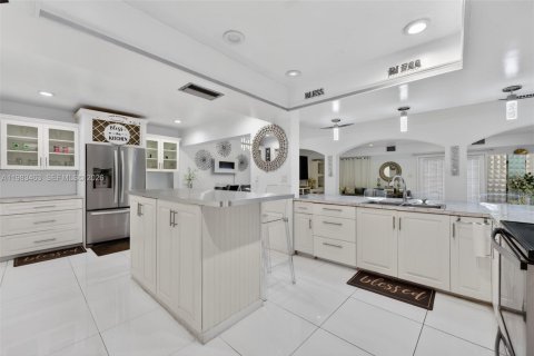 House in Miramar, Florida 3 bedrooms, 229.47 sq.m. № 2243953 - photo 6