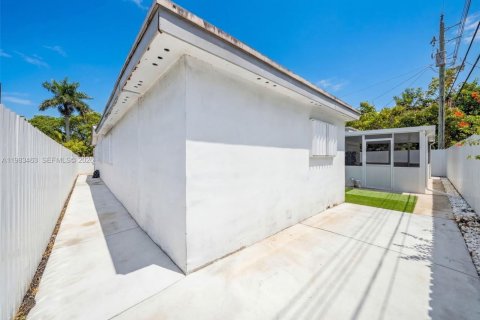 House in Miramar, Florida 3 bedrooms, 229.47 sq.m. № 2243953 - photo 17