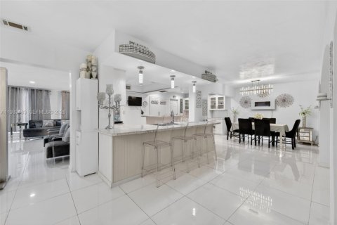 House in Miramar, Florida 3 bedrooms, 229.47 sq.m. № 2243953 - photo 8