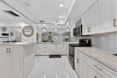House in Miramar, Florida 3 bedrooms, 229.47 sq.m. № 2243953 - photo 5