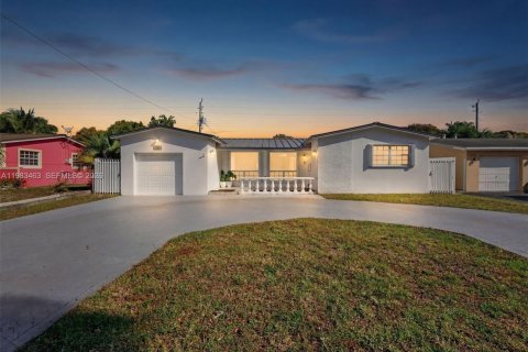 House in Miramar, Florida 3 bedrooms, 229.47 sq.m. № 2243953 - photo 2