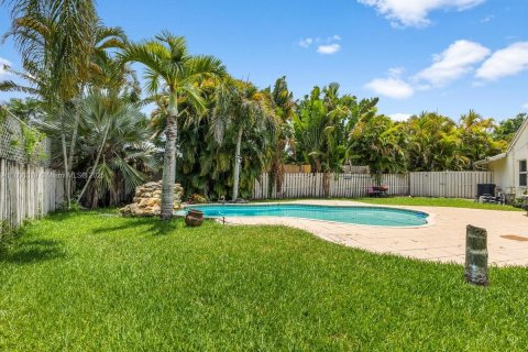 House in Davie, Florida 4 bedrooms, 177.26 sq.m. № 1978346 - photo 22