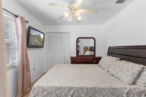 House in Davie, Florida 4 bedrooms, 177.26 sq.m. № 1978346 - photo 13