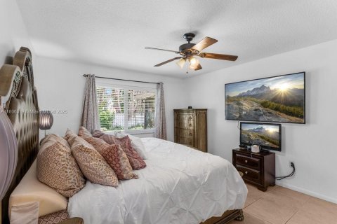 House in Davie, Florida 4 bedrooms, 177.26 sq.m. № 1978346 - photo 20