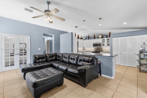 House in Davie, Florida 4 bedrooms, 177.26 sq.m. № 1978346 - photo 9