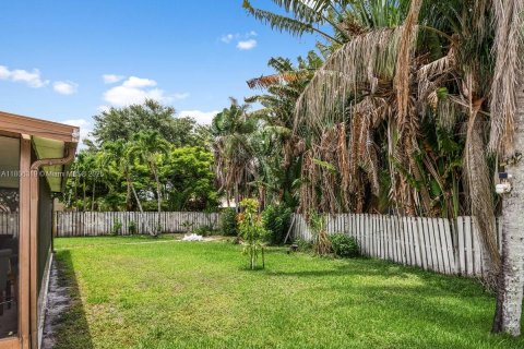 House in Davie, Florida 4 bedrooms, 177.26 sq.m. № 1978346 - photo 23