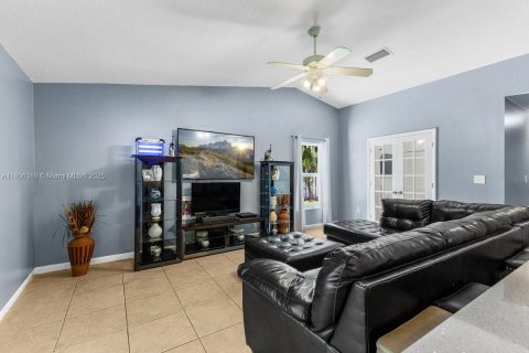 House in Davie, Florida 4 bedrooms, 177.26 sq.m. № 1978346 - photo 8