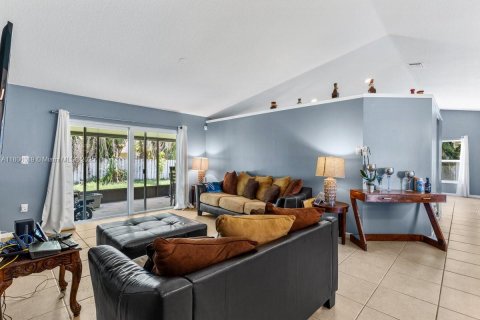 House in Davie, Florida 4 bedrooms, 177.26 sq.m. № 1978346 - photo 4